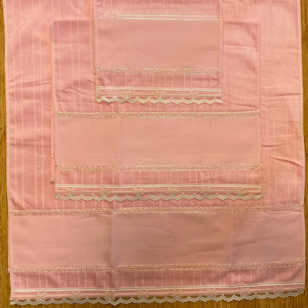 Decorated bath towel set